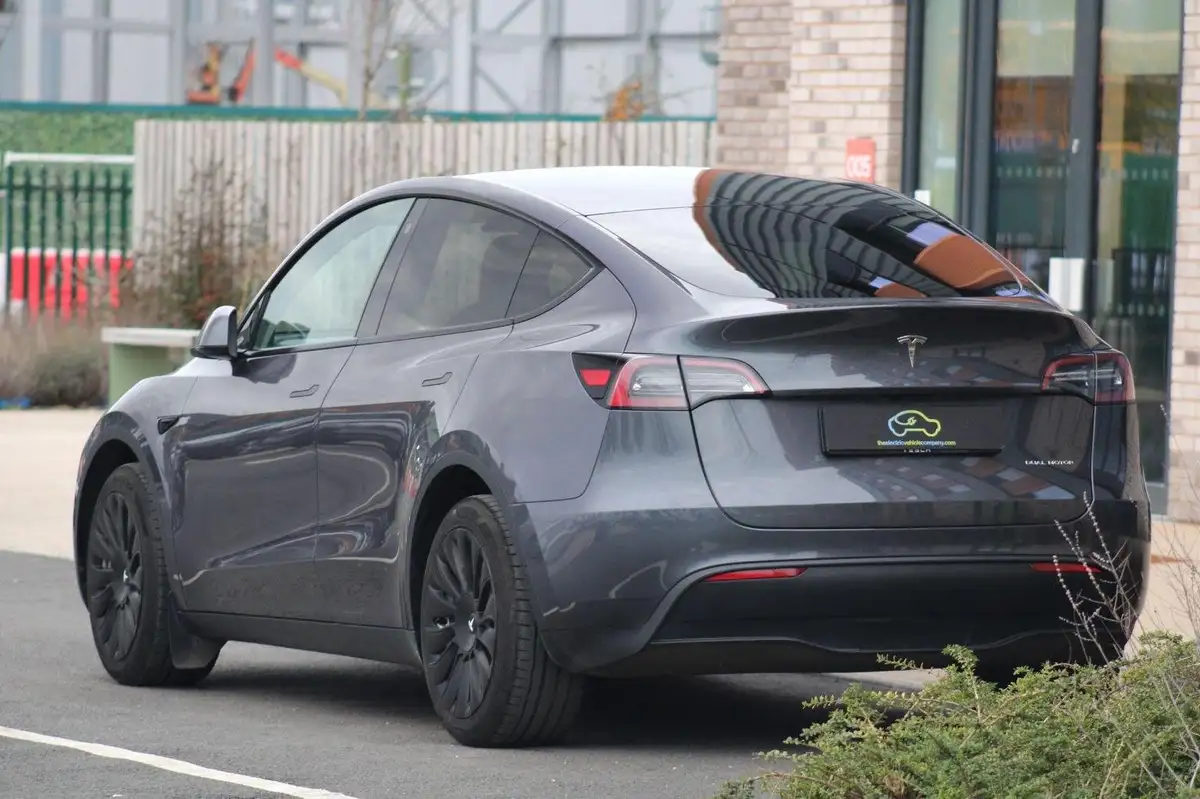 2023-tesla-model-y-e-long-range-big-7