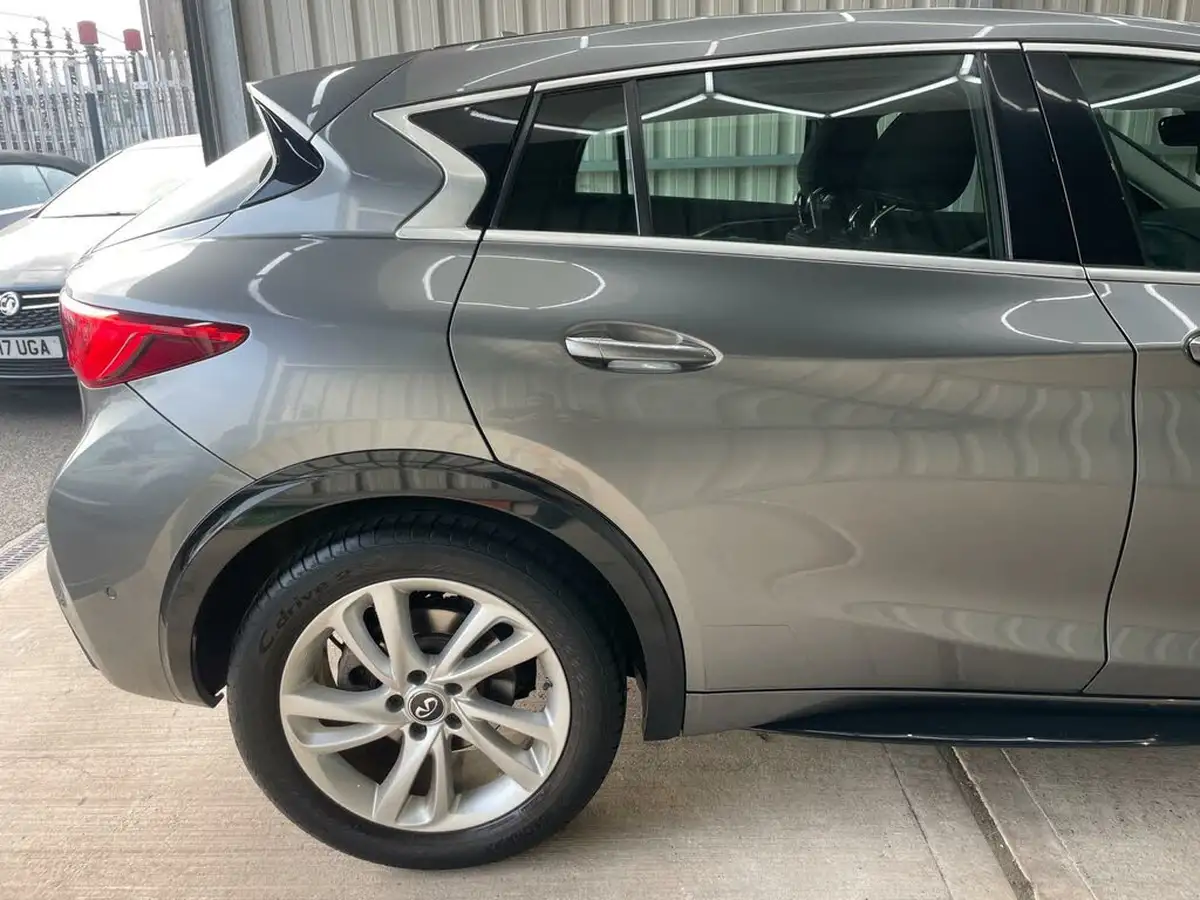 2016-infiniti-q30-22d-premium-big-35