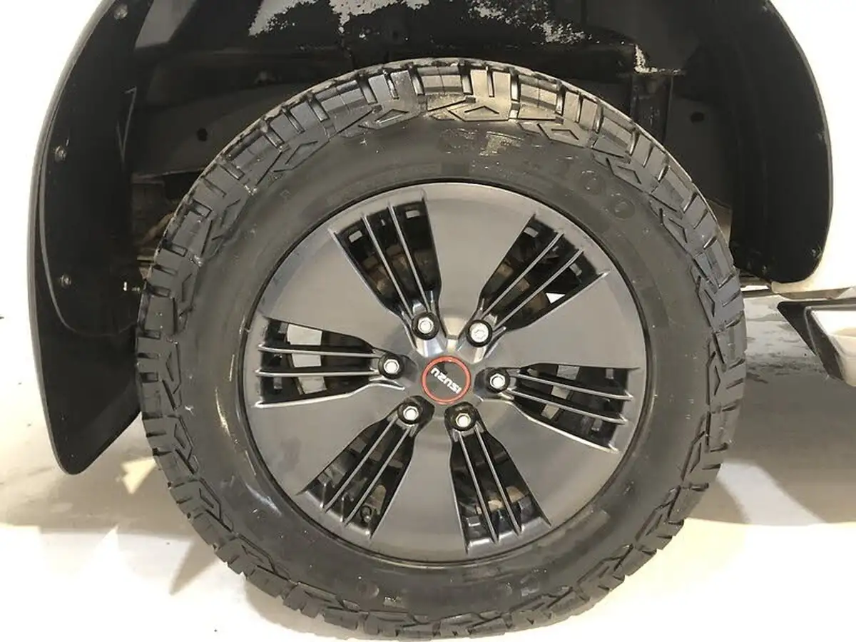 2022-isuzu-d-max-19td-v-cross-pickup-big-10