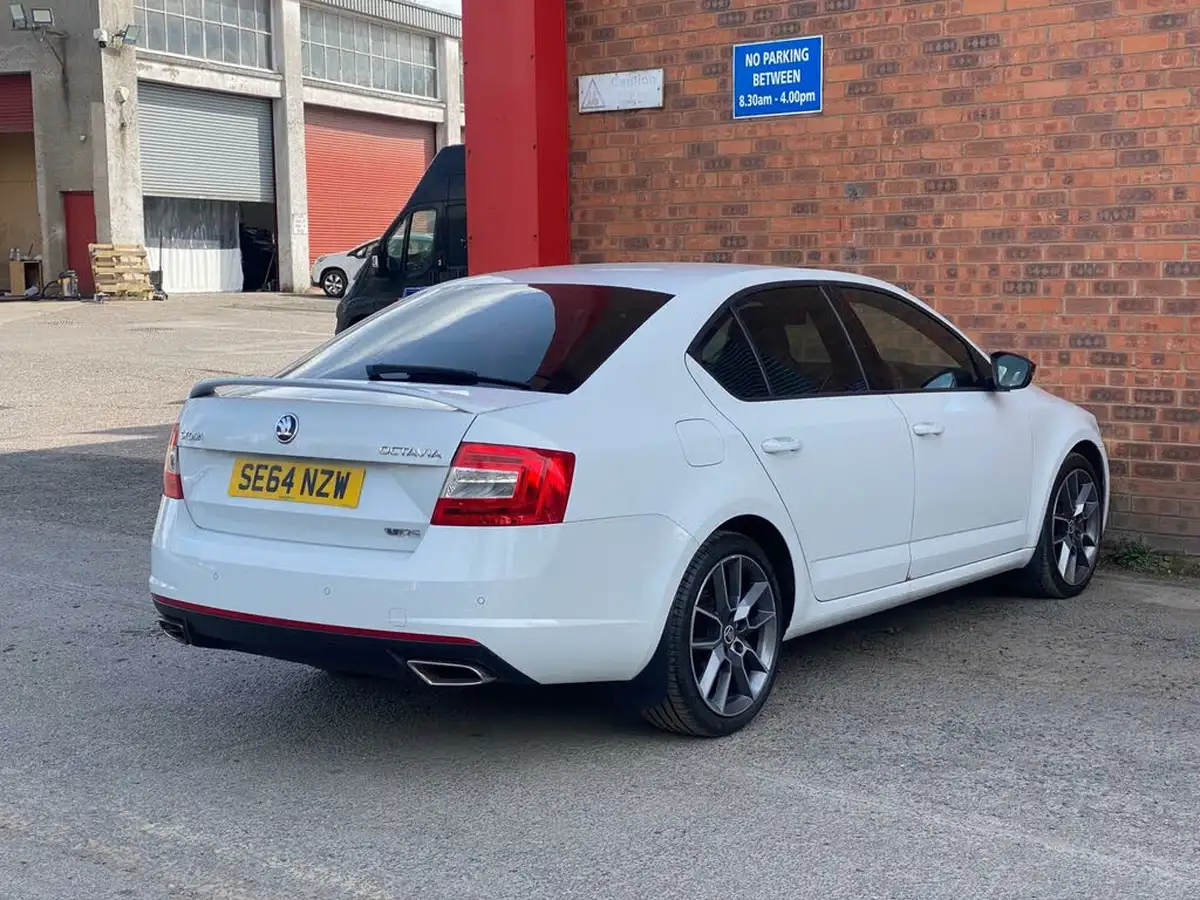 2015-skoda-octavia-20tdi-vrs-hatchback-big-27