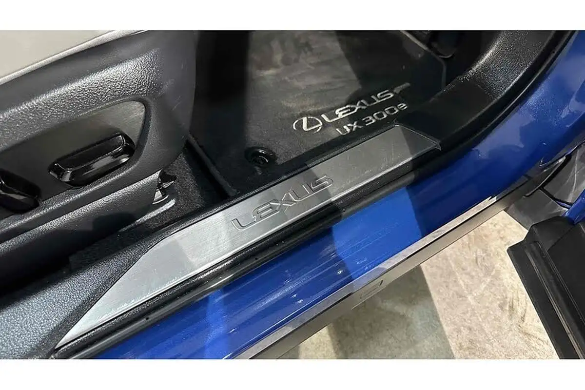 2021-lexus-ux-300e-e-ux-big-32