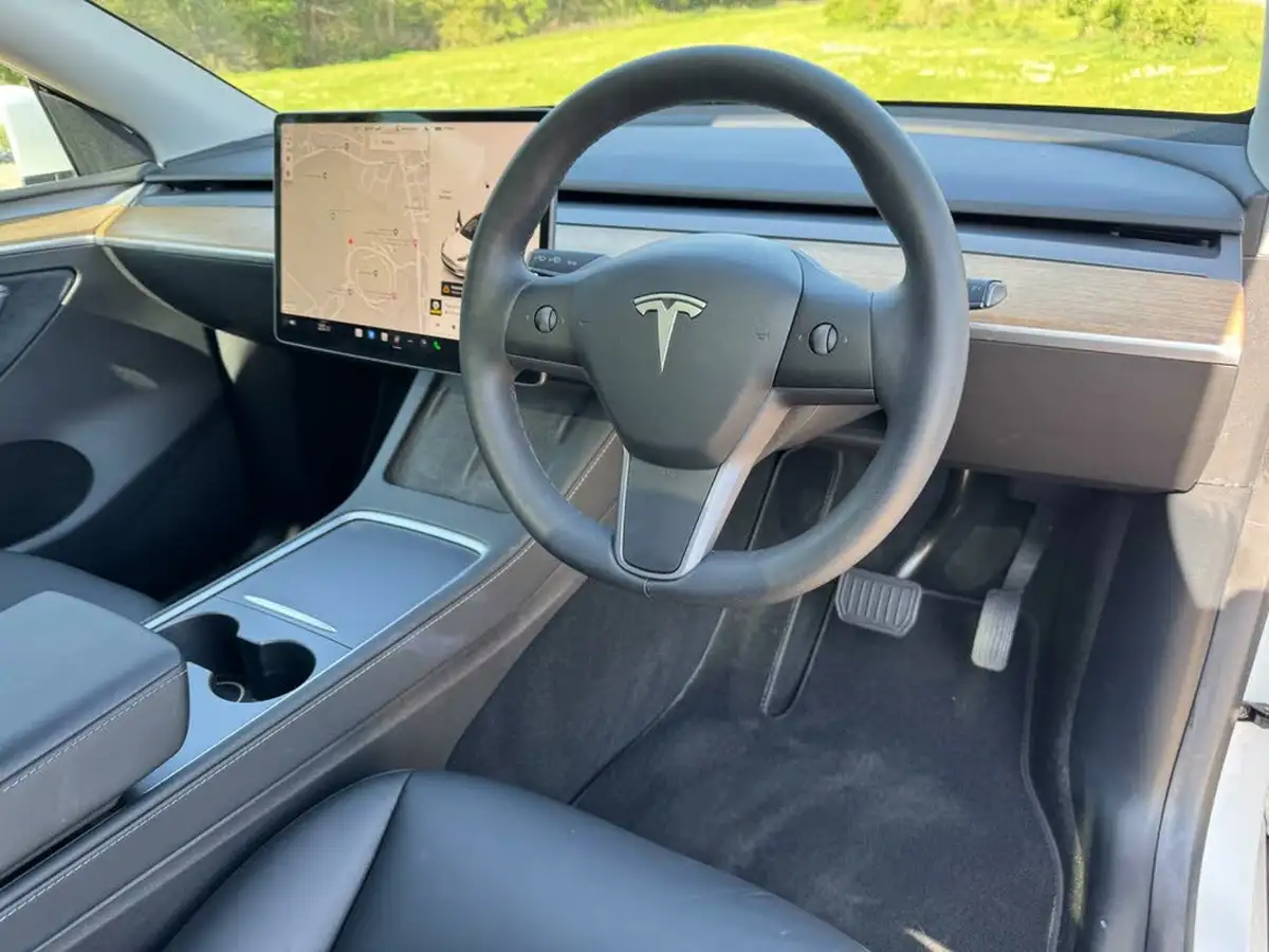 2022-tesla-model-y-e-long-range-big-17
