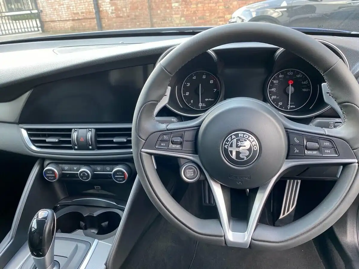 2019-alfa-romeo-giulia-20-veloce-big-24