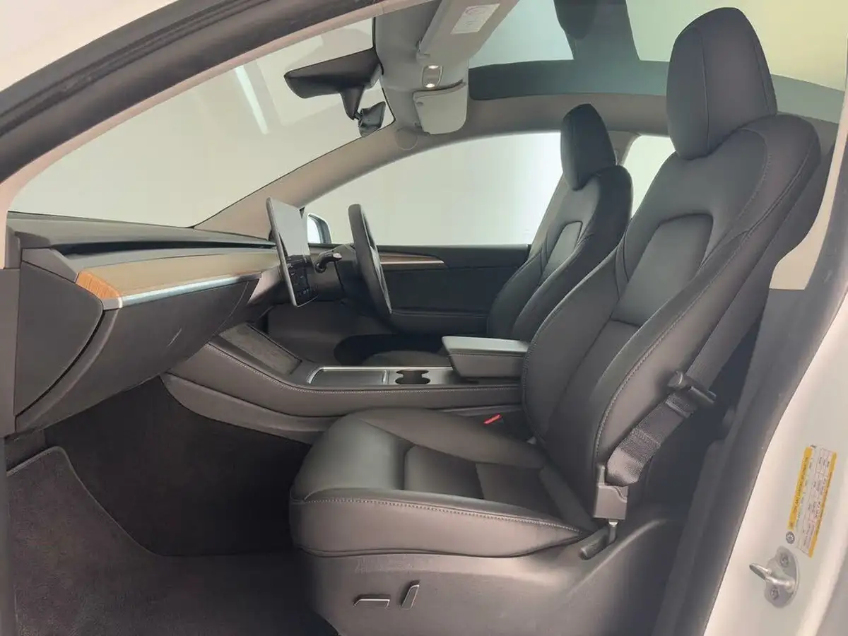 2023-tesla-model-y-e-long-range-big-10