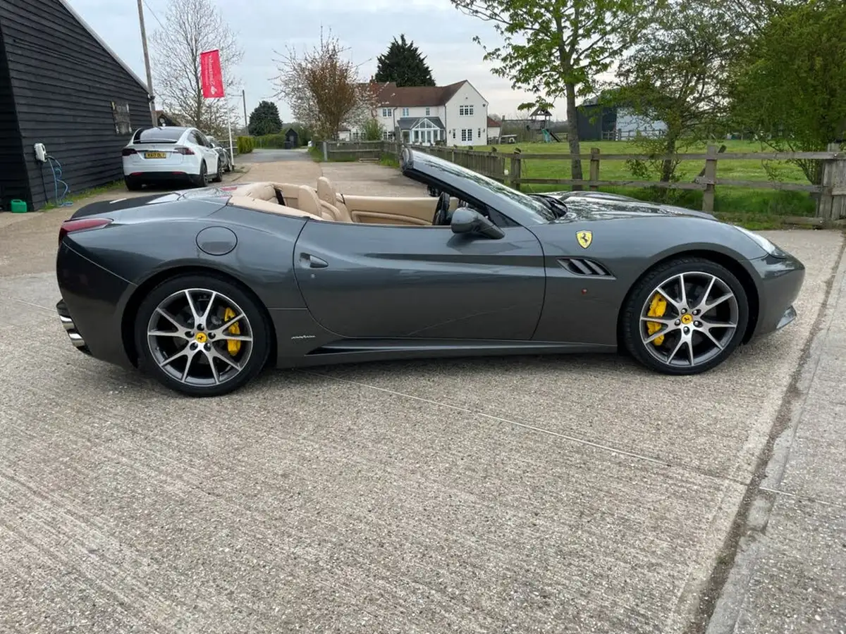 2010-ferrari-california-43-big-24