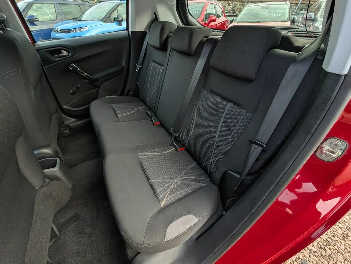 2014-peugeot-208-16td-active-5d-big-11