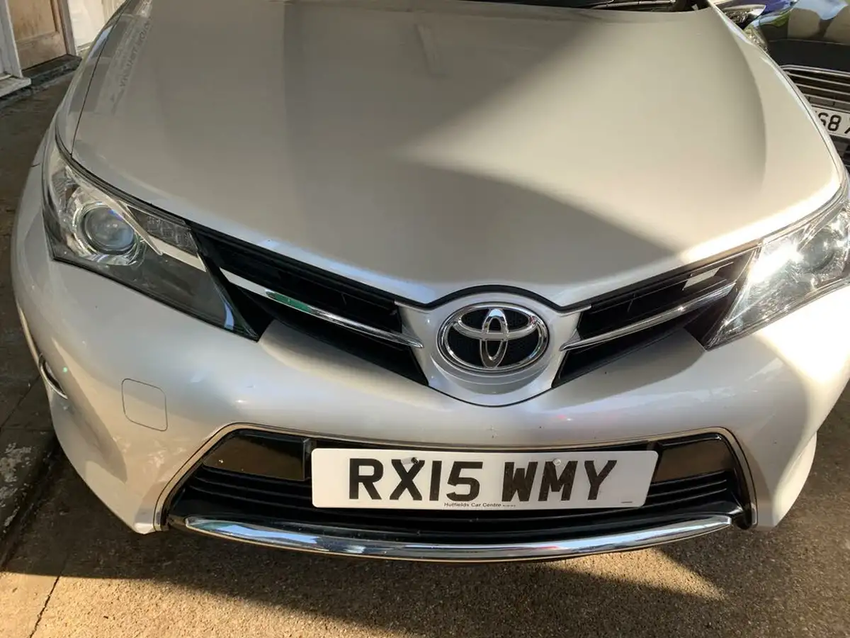 2015-toyota-auris-16-icon-plus-hatchback-big-25