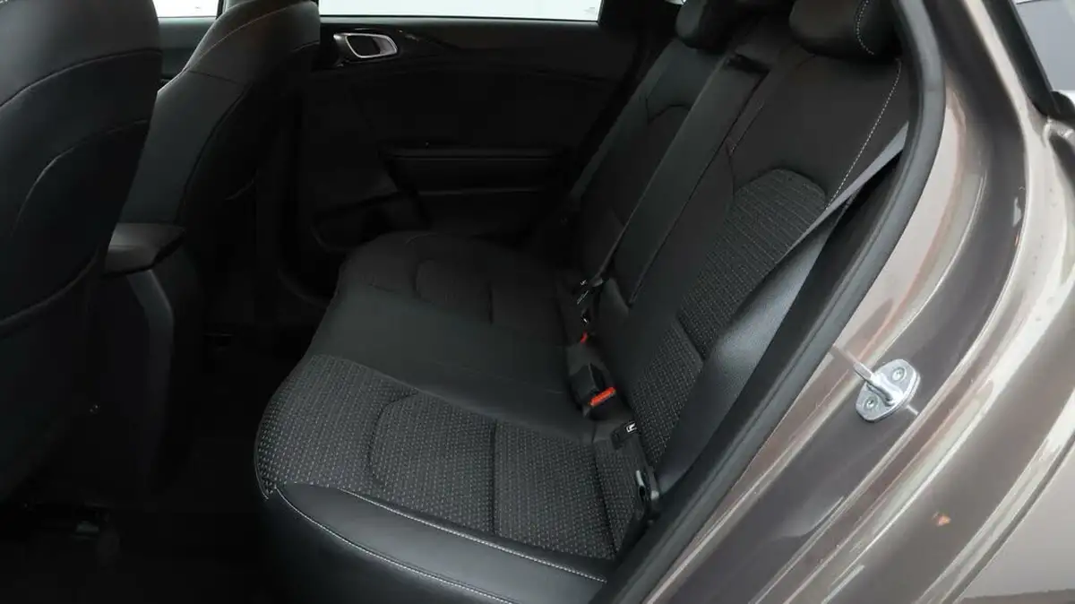 2021-kia-ceed-15-t-gdi-3-hatchback-big-15