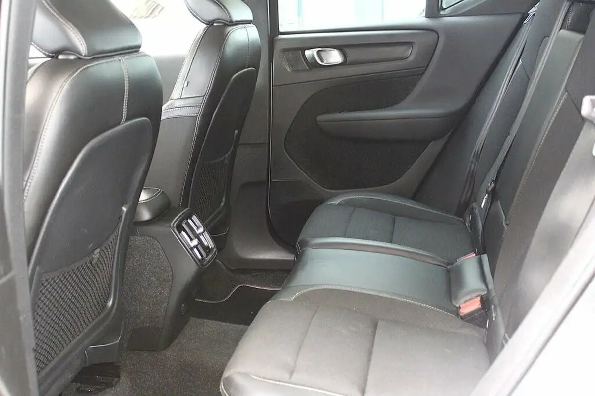 2018-volvo-xc40-20td-d3-momentum-geartronic-big-22