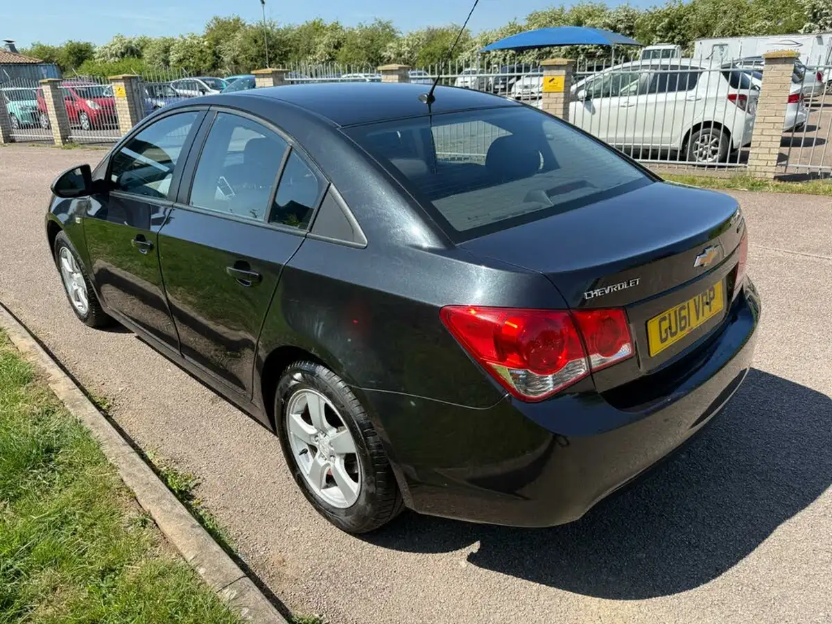 2011-chevrolet-cruze-16-ls-saloon-4d-auto-big-3
