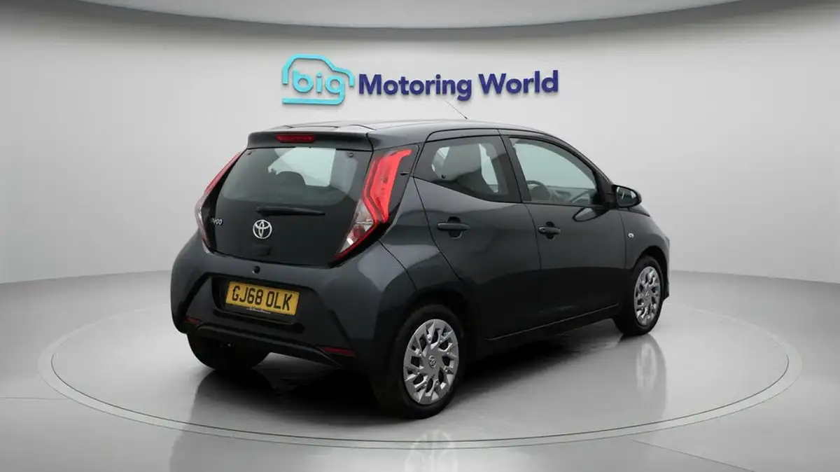 2018-toyota-aygo-10-vvt-i-x-play-71bhp-5d-big-7