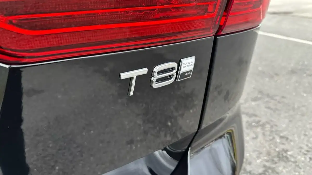 2025-volvo-xc60-20-t8-ultra-dark-big-30