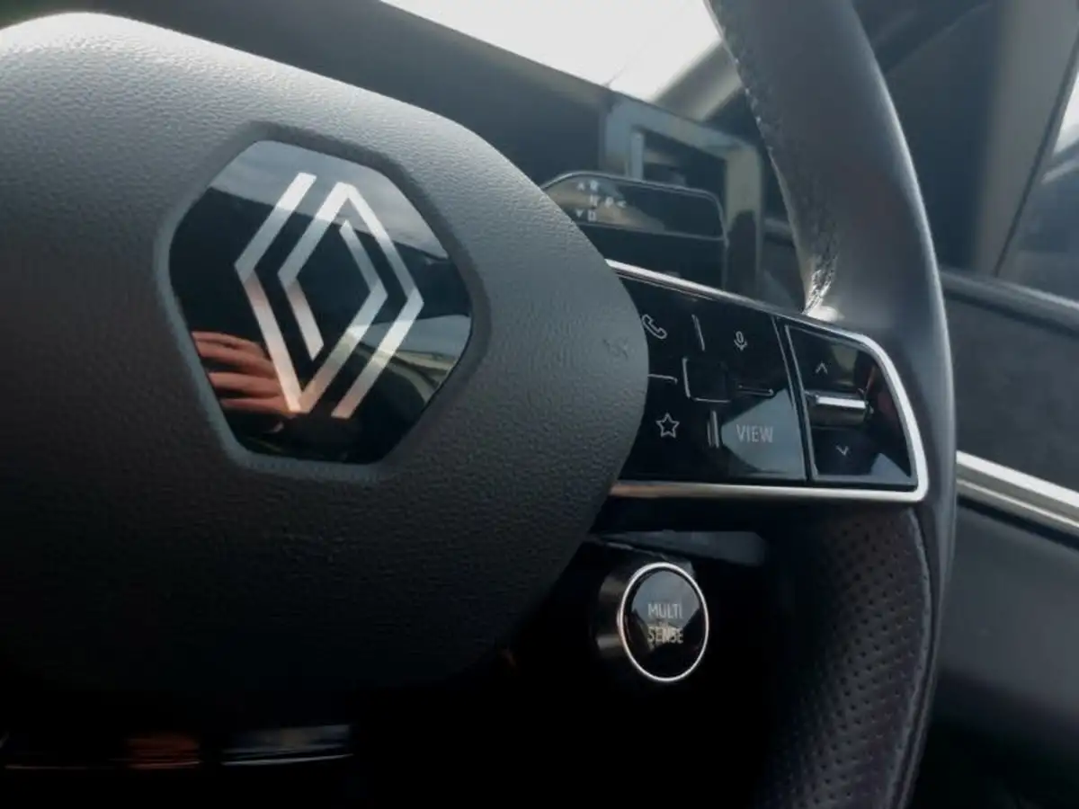 2024-renault-megane-e-tech-e-iconic-optimum-charge-big-13