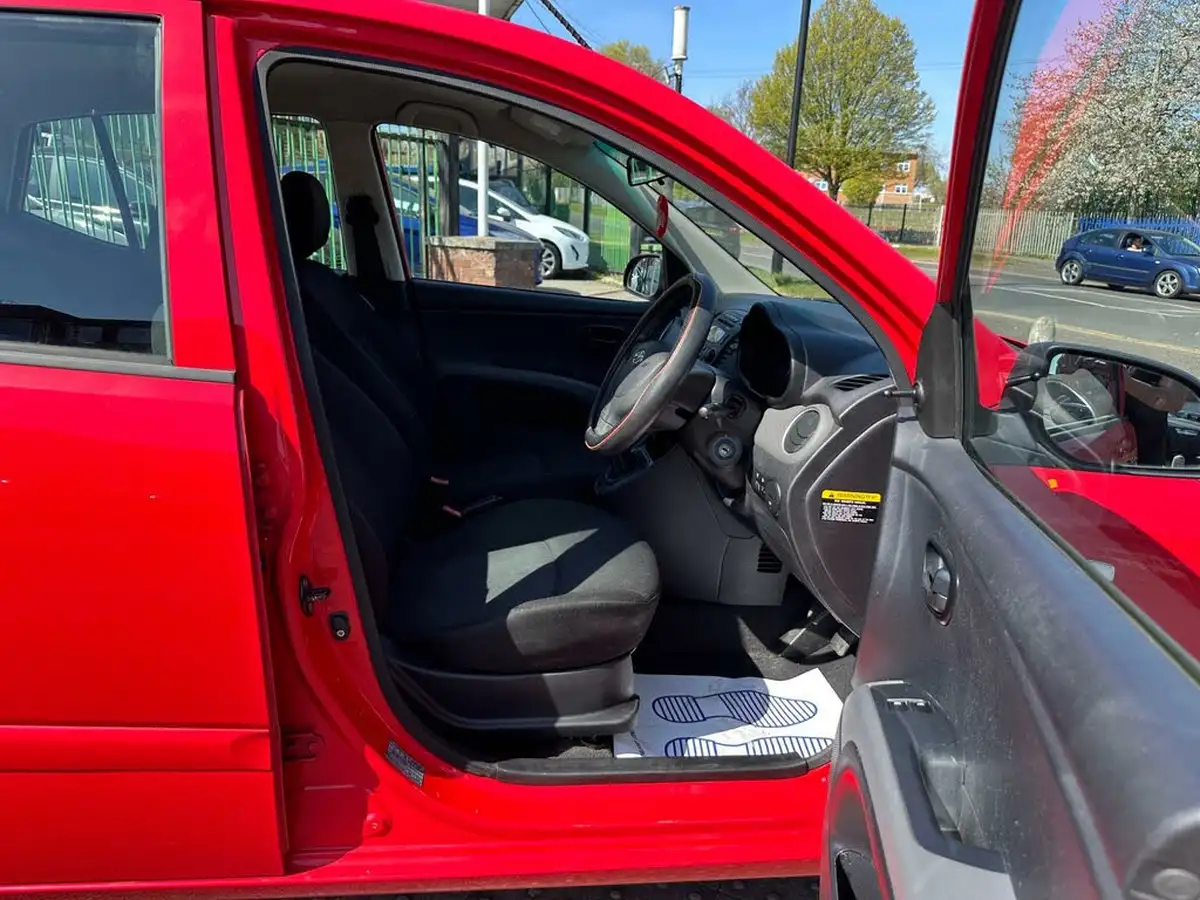 2011-hyundai-i10-12-classic-85bhp-big-18