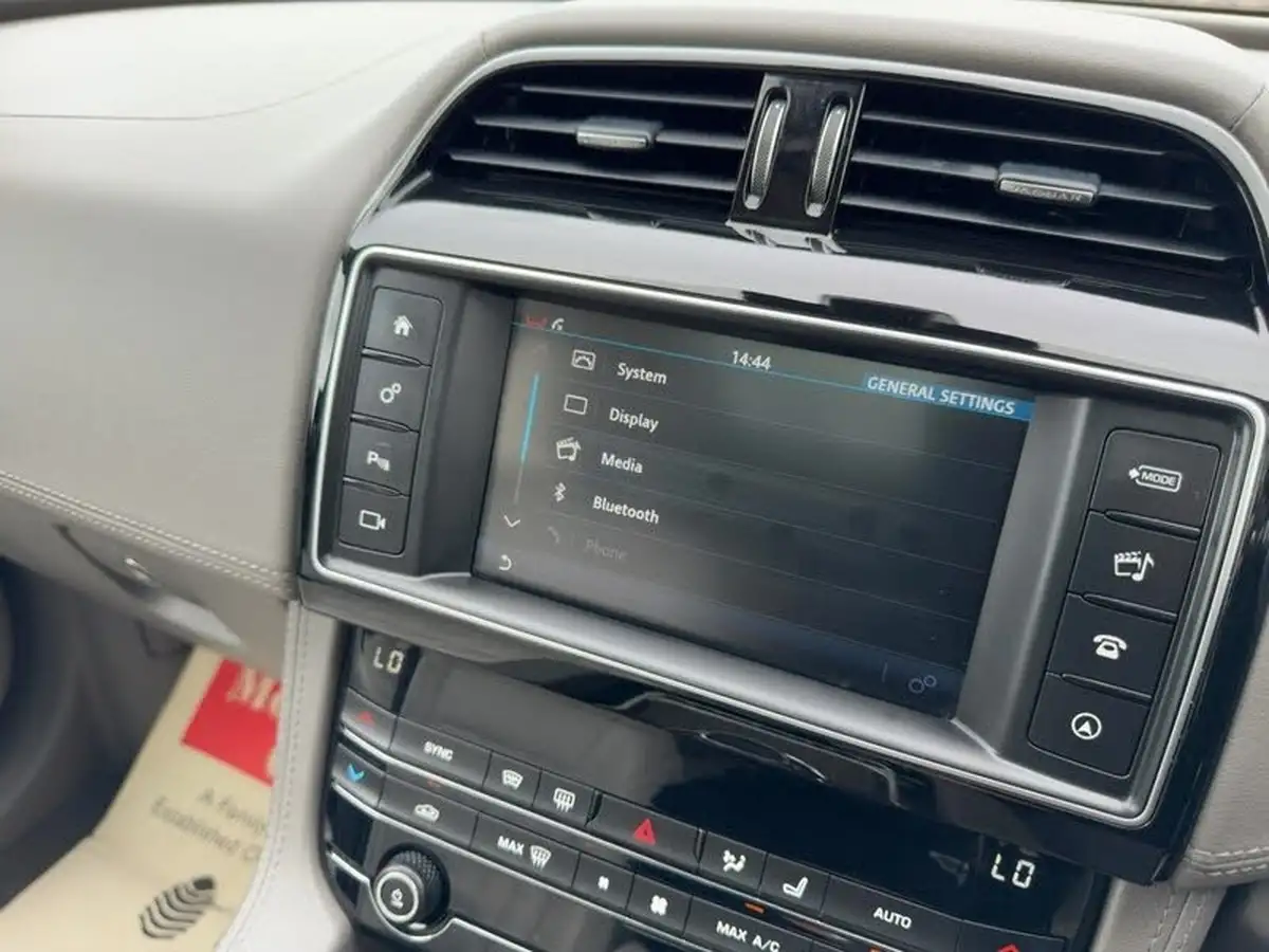 2018-jaguar-f-pace-20i-portfolio-300ps-awd-1999cc-big-50