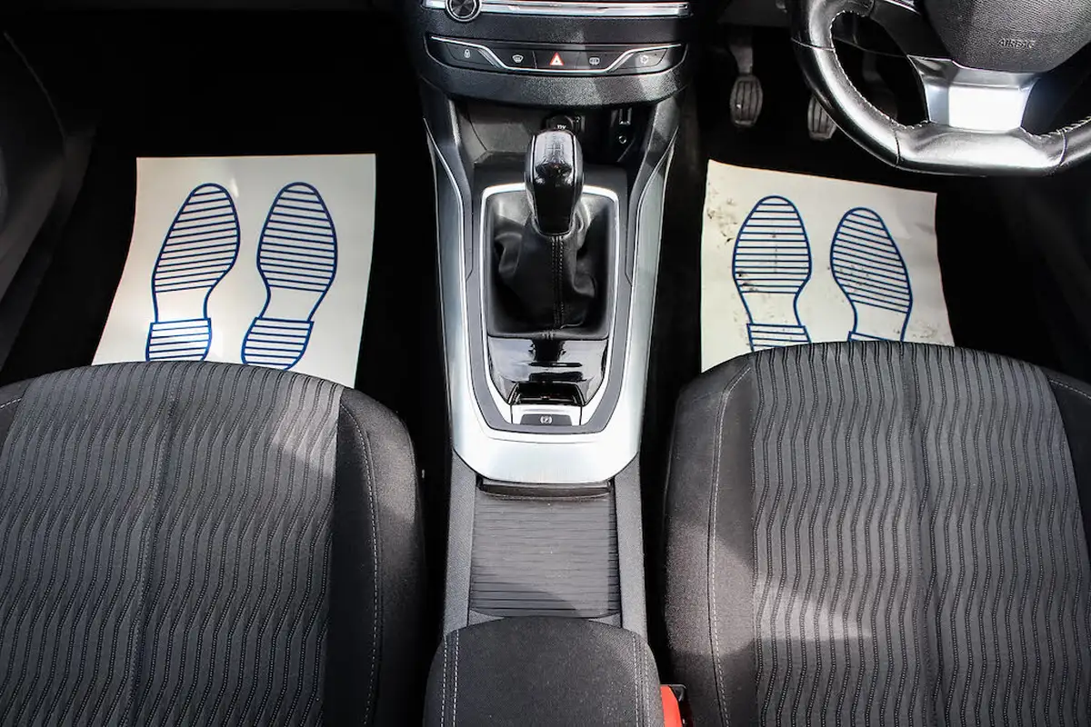 2015-peugeot-308-12-active-puretech-110bhp-big-26