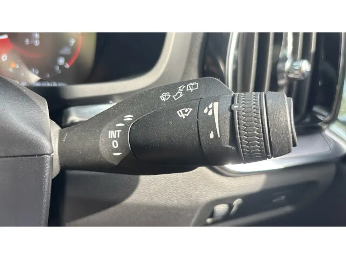 2020-volvo-v60-20-t4-momentum-plus-big-24