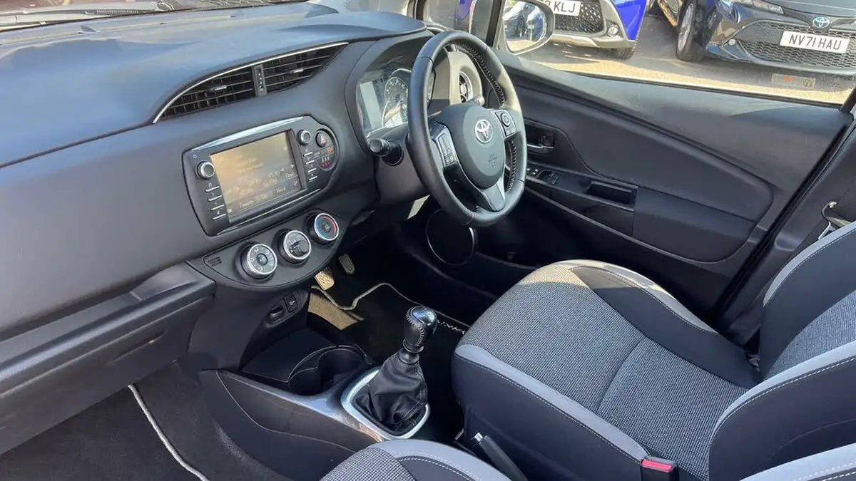 2020-toyota-yaris-15-vvt-i-y20-111bhp-1496cc-big-32