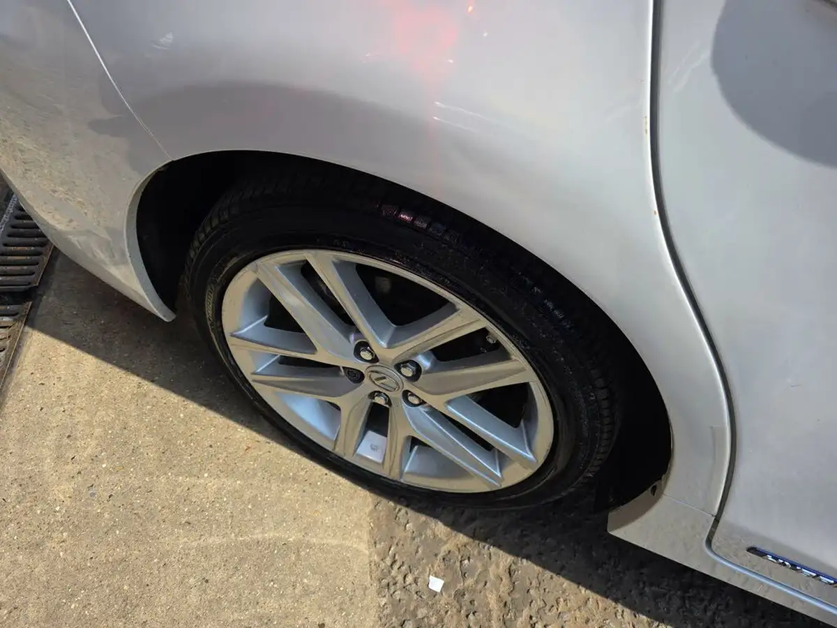 2015-lexus-ct-200h-18-advance-cvt-big-44