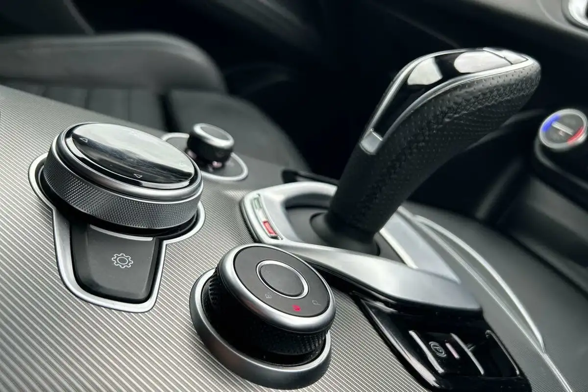 2023-alfa-romeo-stelvio-20-veloce-big-9