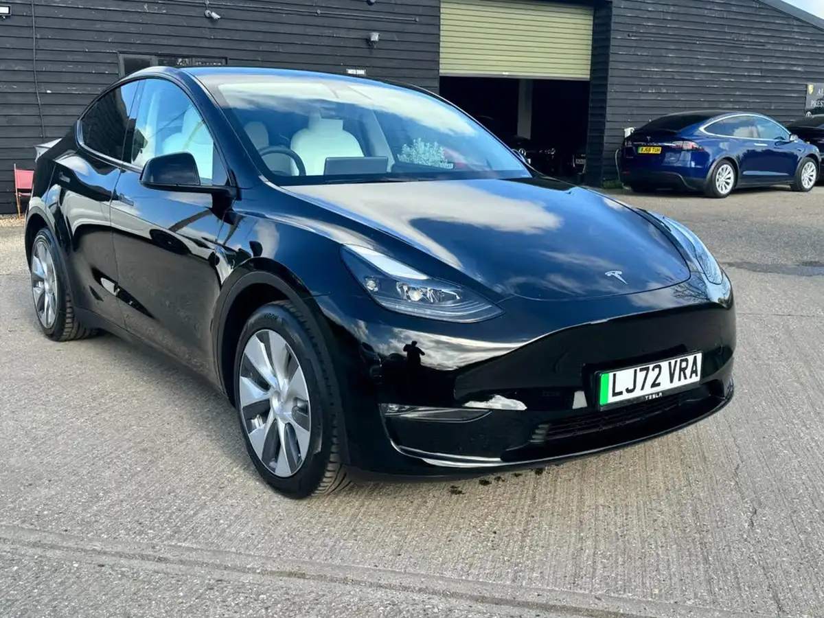 2023-tesla-model-y-e-long-range-big-19