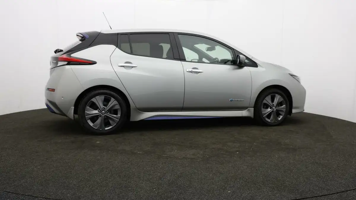 2019-nissan-leaf-e-tekna-big-29