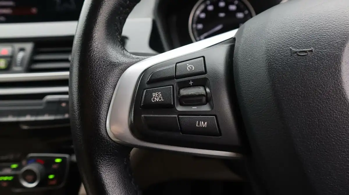 2021-bmw-x1-15-sdrive18i-xline-big-24
