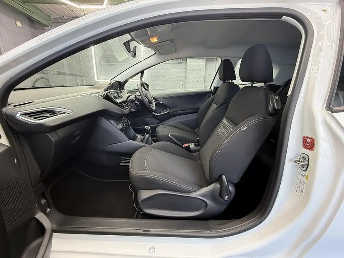2015-peugeot-208-10-puretech-access-ac-3d-big-33