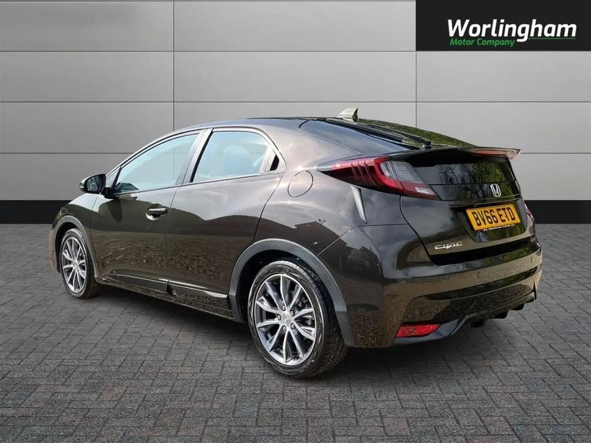 2016-honda-civic-18-i-vtec-se-plus-navi-hatchback-auto-big-4