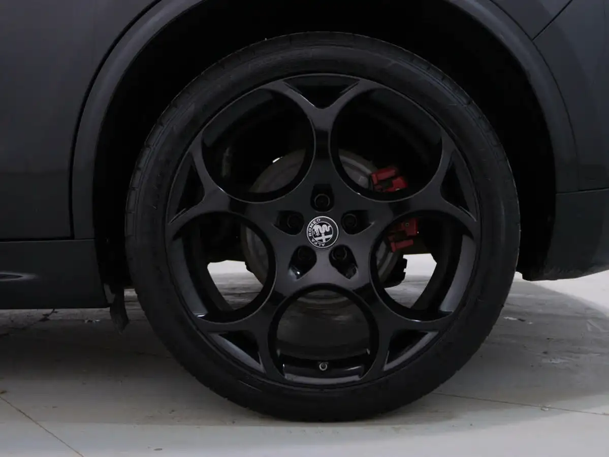 2022-alfa-romeo-stelvio-20-veloce-big-11