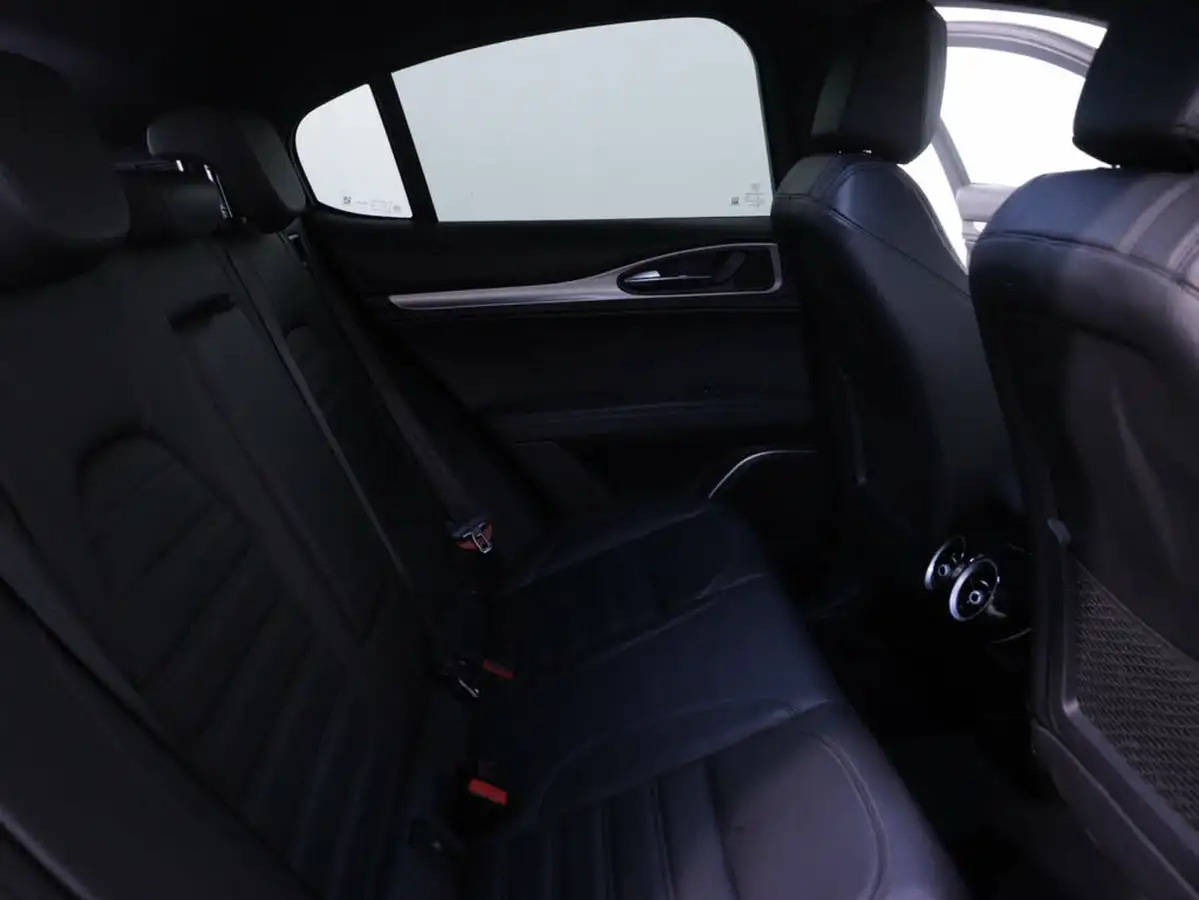 2022-alfa-romeo-stelvio-20-veloce-big-39