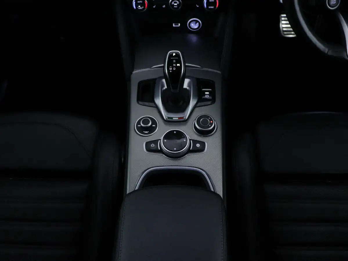2022-alfa-romeo-stelvio-20-veloce-big-15