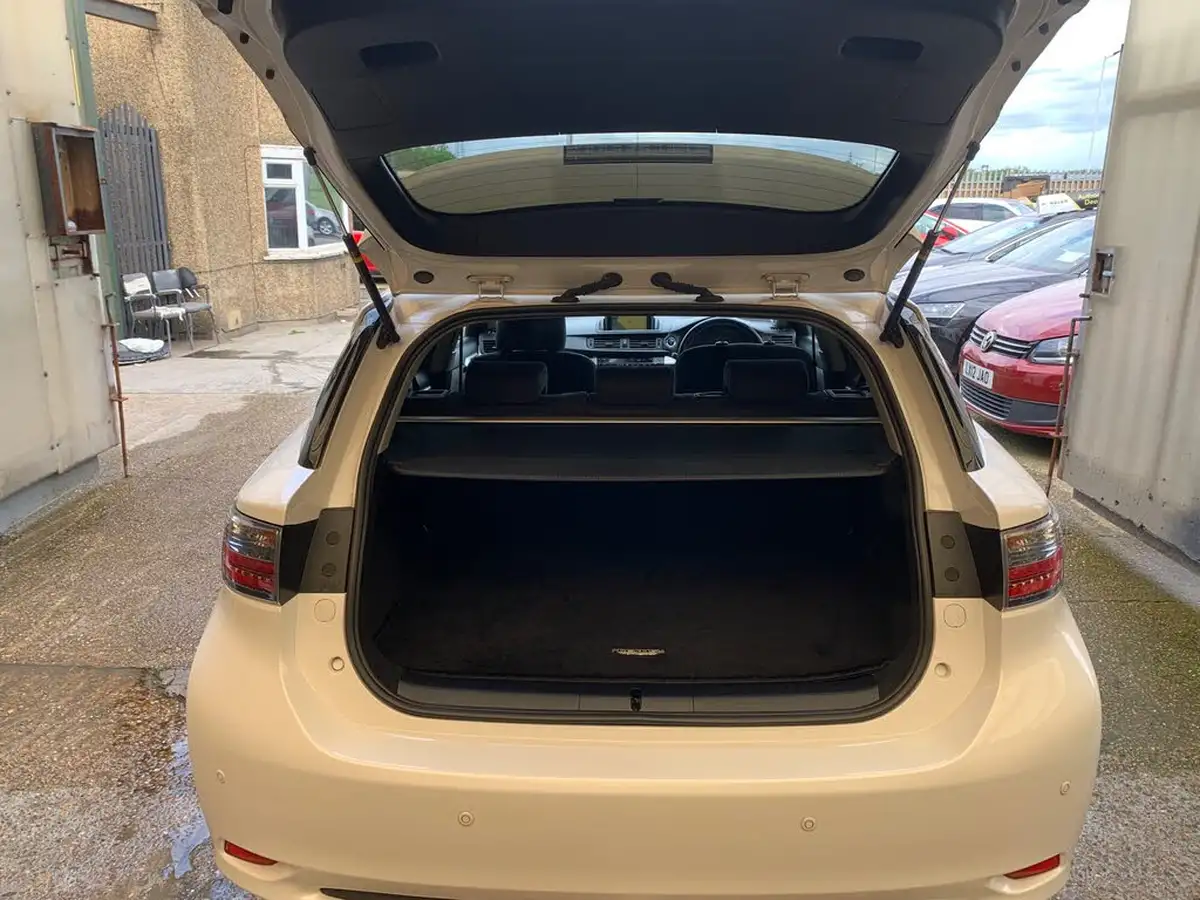2011-lexus-ct-200h-big-10
