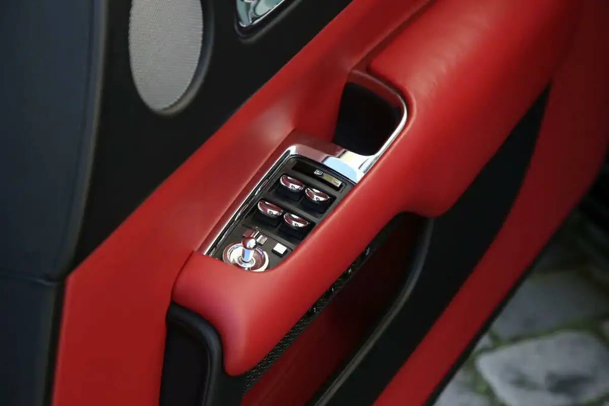 2017-rolls-royce-wraith-66-no-trim-big-68