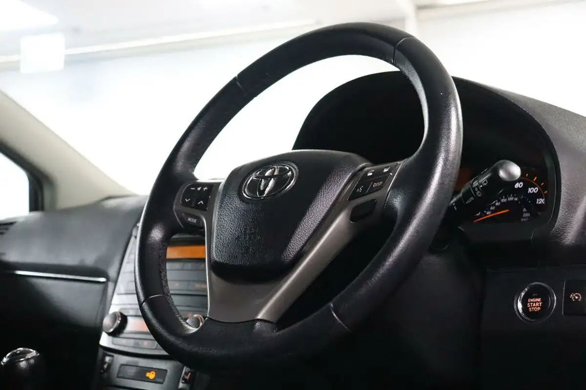 2010-toyota-avensis-20-t4-estate-5d-big-9