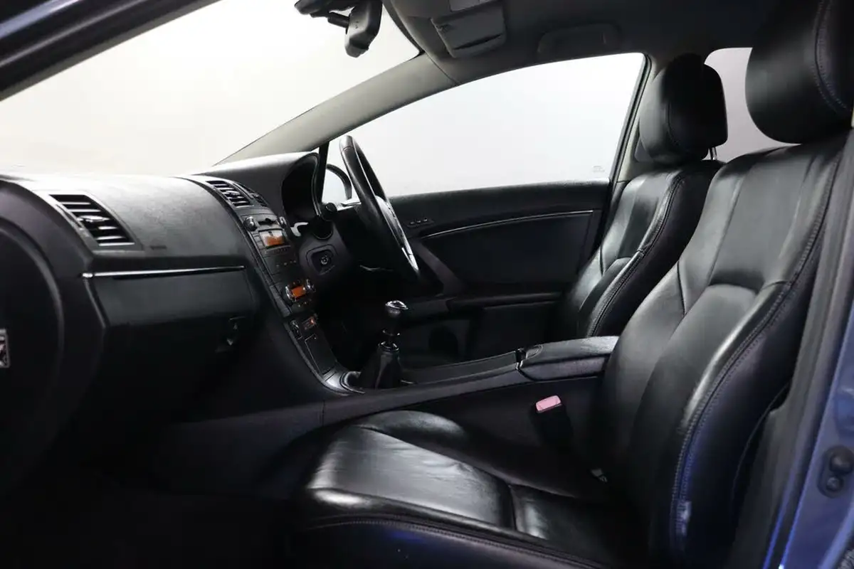 2010-toyota-avensis-20-t4-estate-5d-big-35