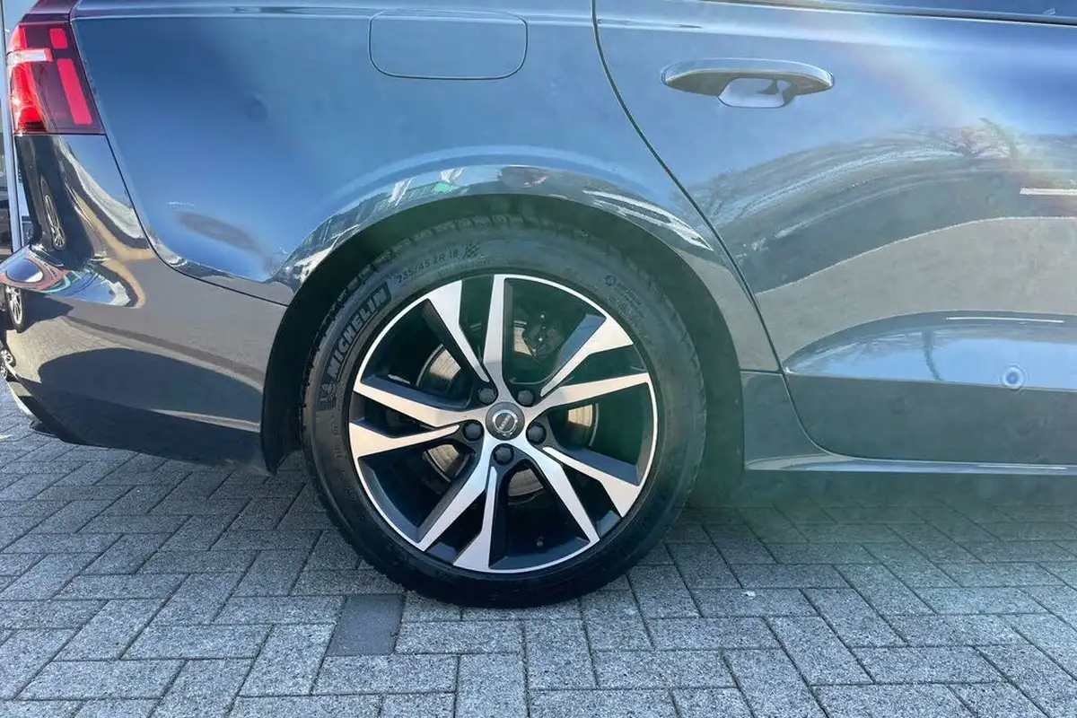2021-volvo-v60-20-b4-r-design-big-12