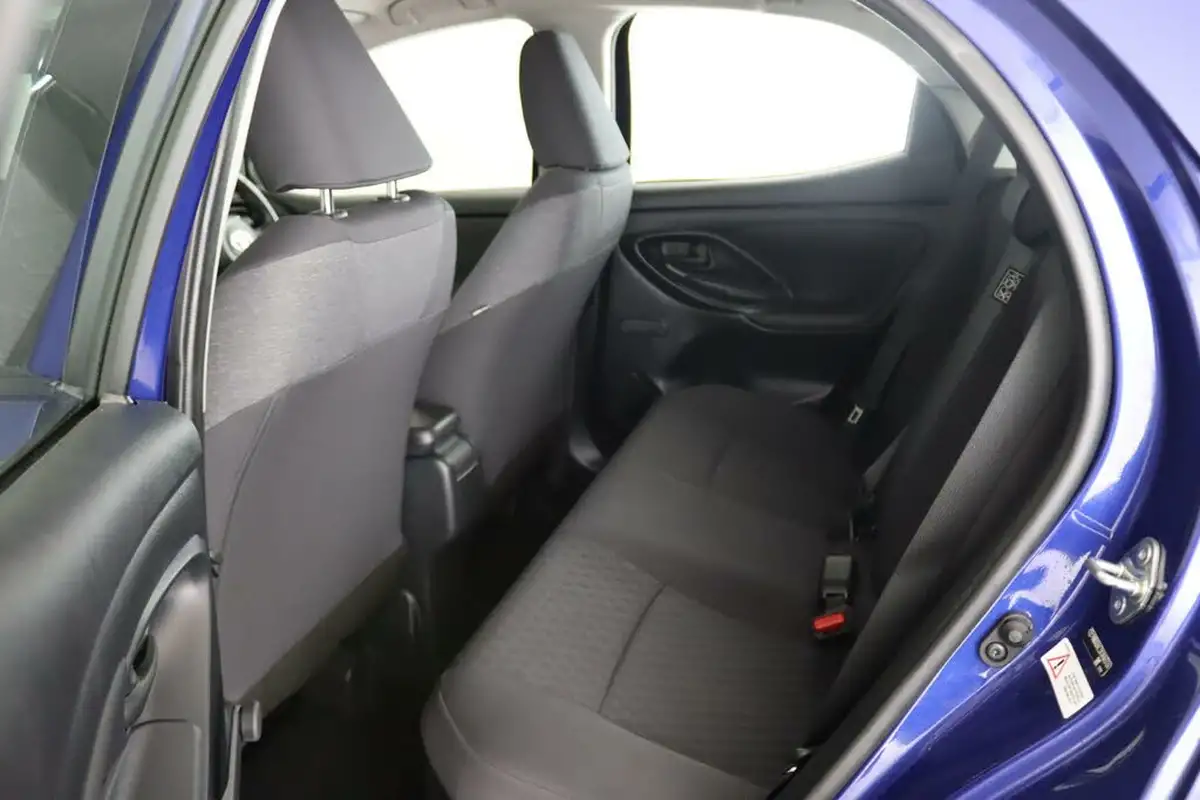 2021-toyota-yaris-15-vvt-i-icon-114bhp-hybrid-1490cc-e-cvt-big-10
