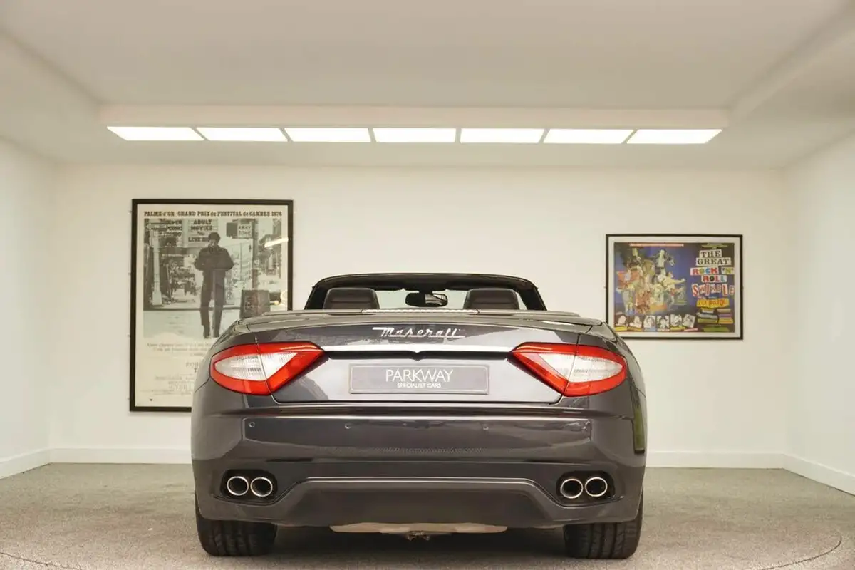 2010-maserati-grancabrio-47-big-40
