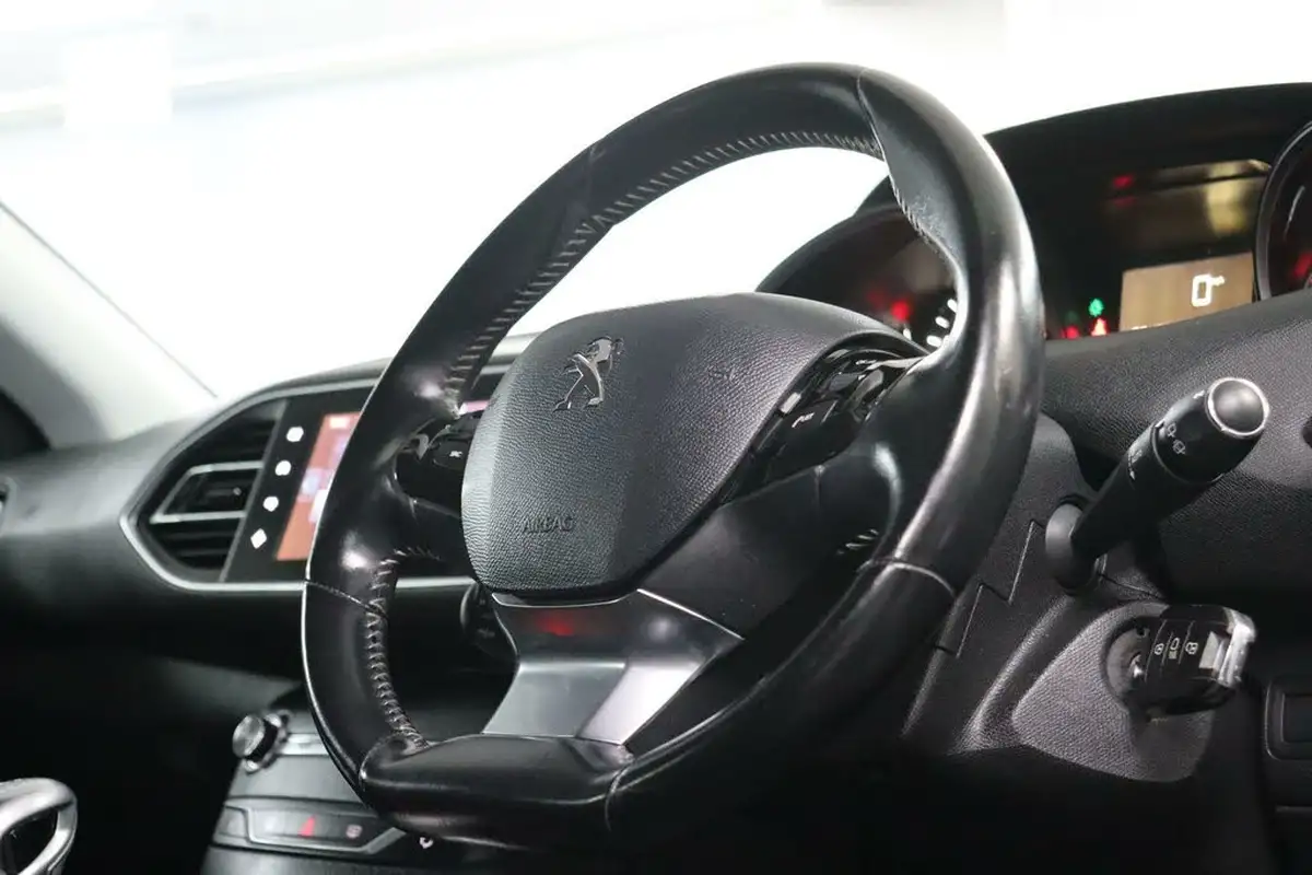 2016-peugeot-308-12-puretech-allure-130bhp-big-9