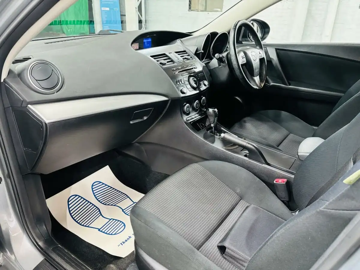 2013-mazda-mazda3-16-tamura-auto-big-20