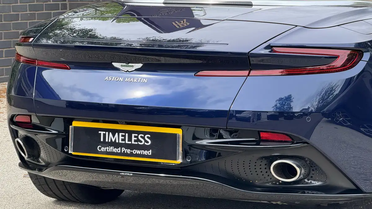 2019-aston-martin-db11-40-v8-big-7