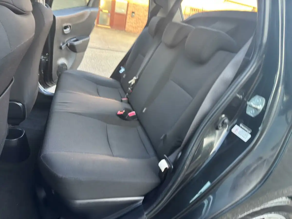 2014-toyota-yaris-15-vvt-i-icon-hybrid-big-25
