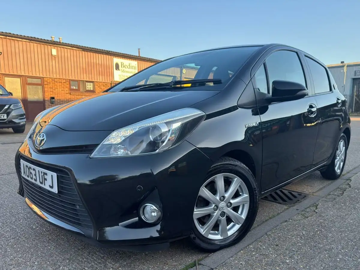 2014-toyota-yaris-15-vvt-i-icon-hybrid-big-2