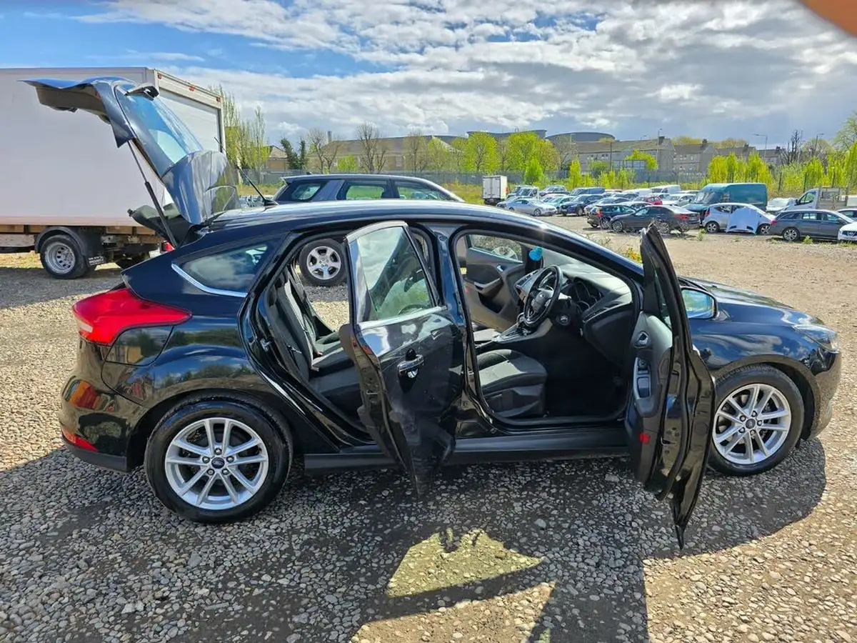 2015-ford-focus-16-zetec-hatchback-big-16