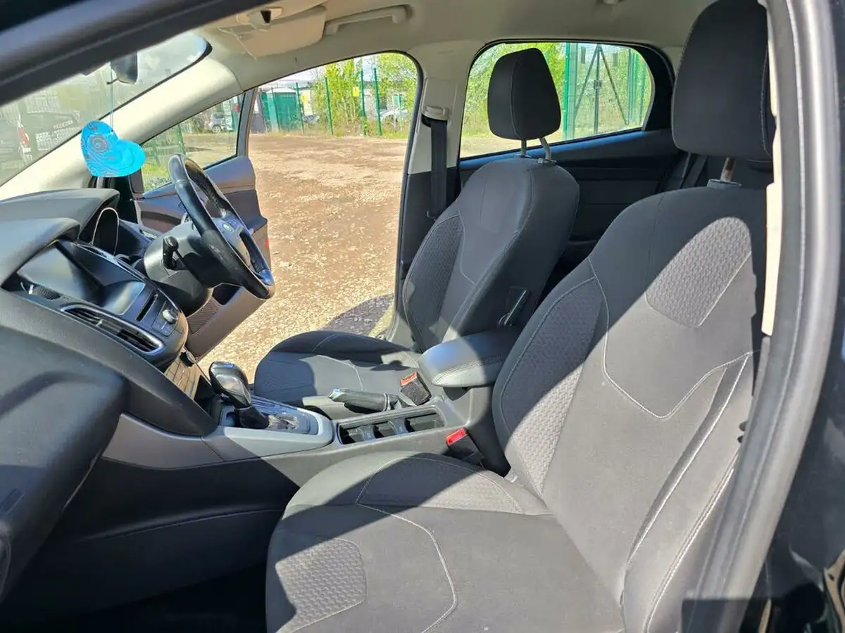 2015-ford-focus-16-zetec-hatchback-big-44