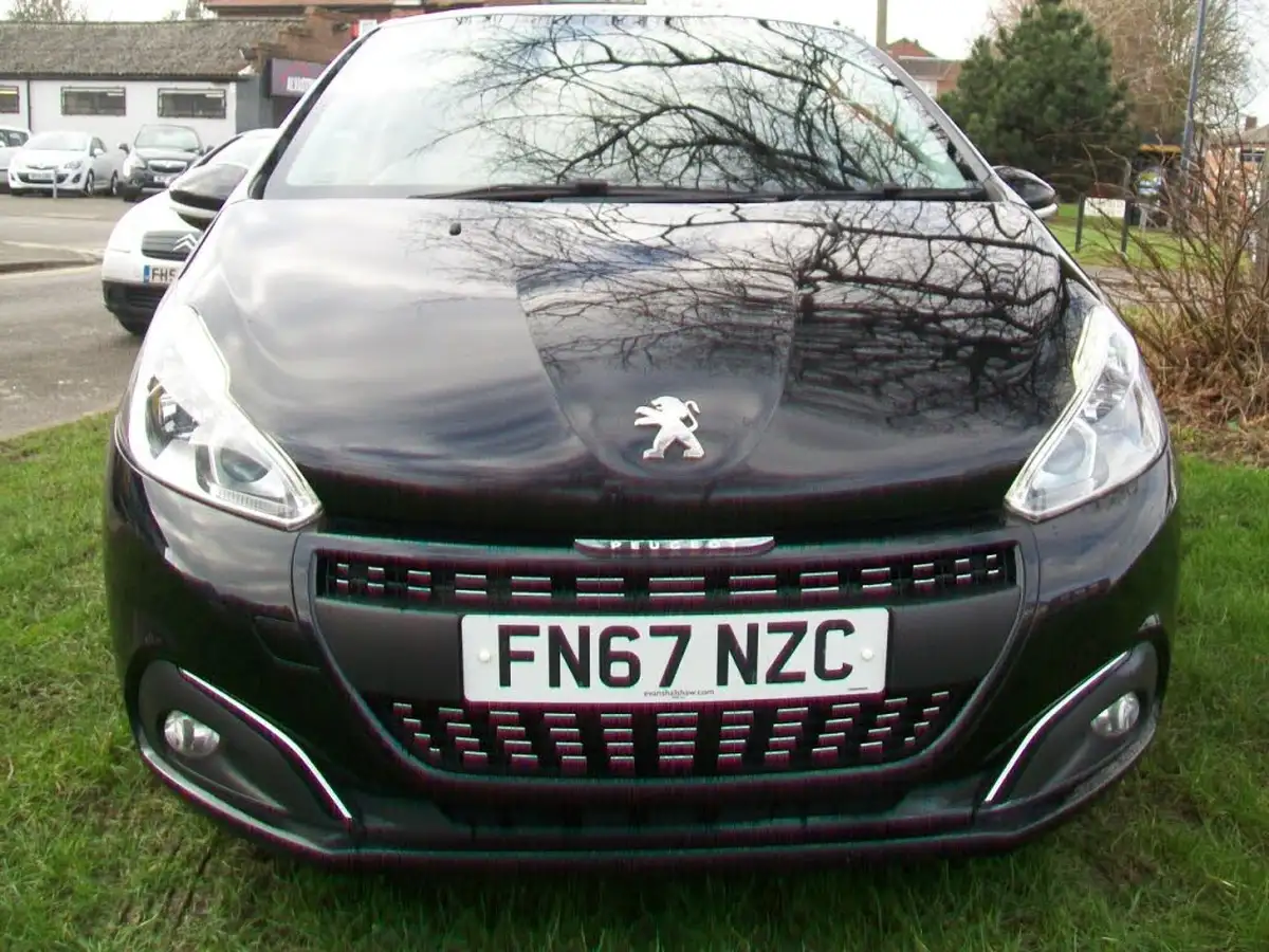 2018-peugeot-208-12-puretech-black-edition-big-3