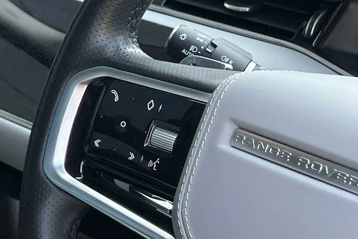 2022-land-rover-range-rover-evoque-15-p300e-r-dynamic-hse-big-48