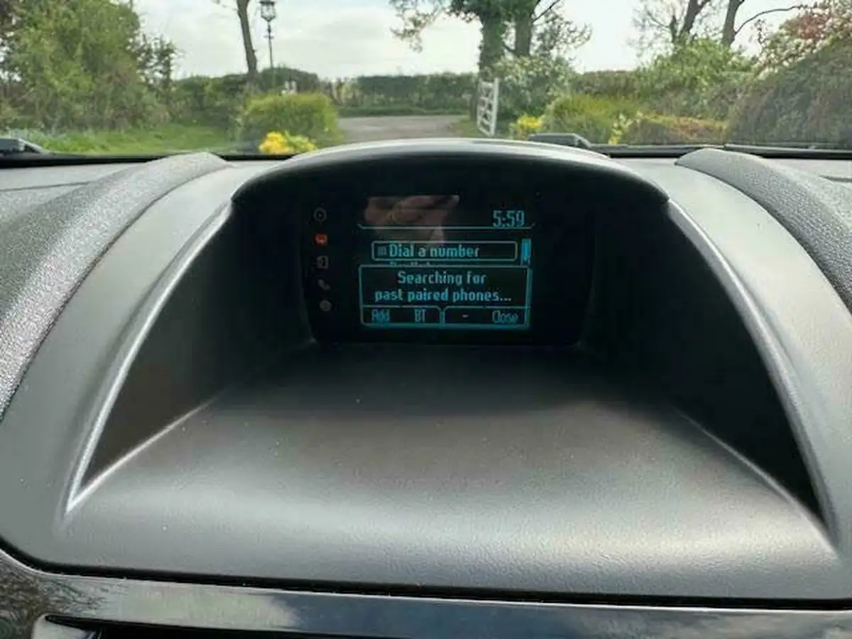 2014-ford-fiesta-125-zetec-3d-big-17