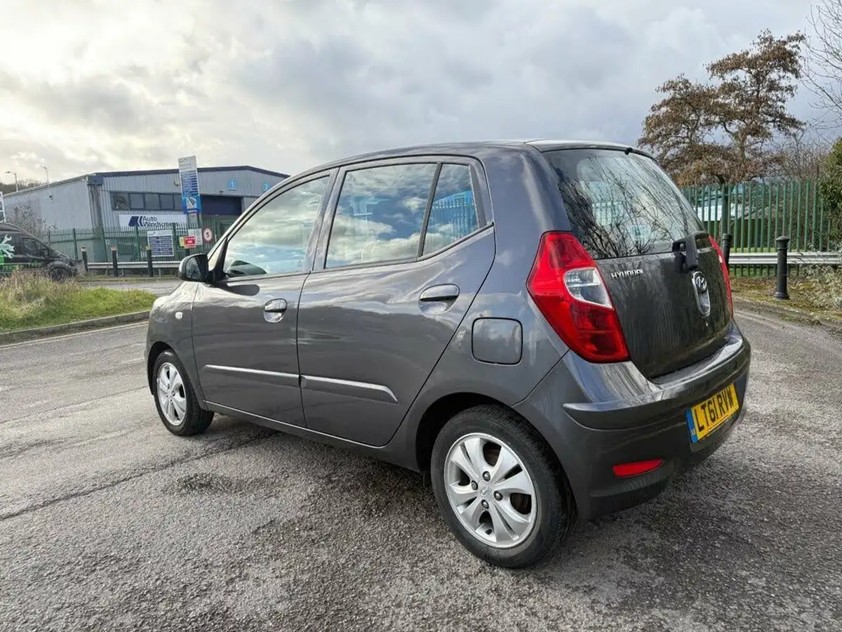 2011-hyundai-i10-12-active-big-10